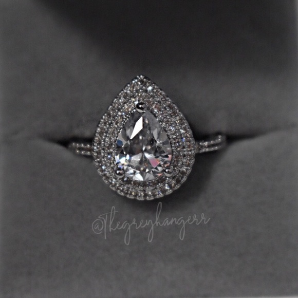 Thegreyhangerr Jewelry - HP🎊 Pear Shaped Diamond Ring